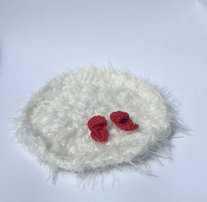 Laurence Plumier Pantoufles de tapis/Home shoes, 2023, textiel en haakwerk, 17 x 17 x 2 cm