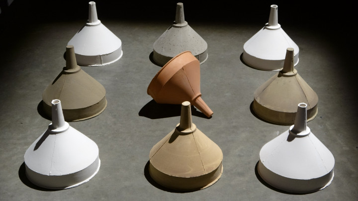 Pascale Hellebaut Back to earth, 2015, keramiek (ingekleurde gietklei), 100 x 100 x 30 cm